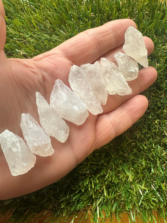 Raw And Natural Quartz Pieces / Points